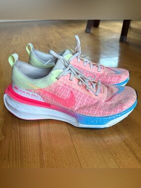 Nike ZoomX Invincible 3 Sneakers Running Shoe Barely Volt Hyper Pink Womens 10.5